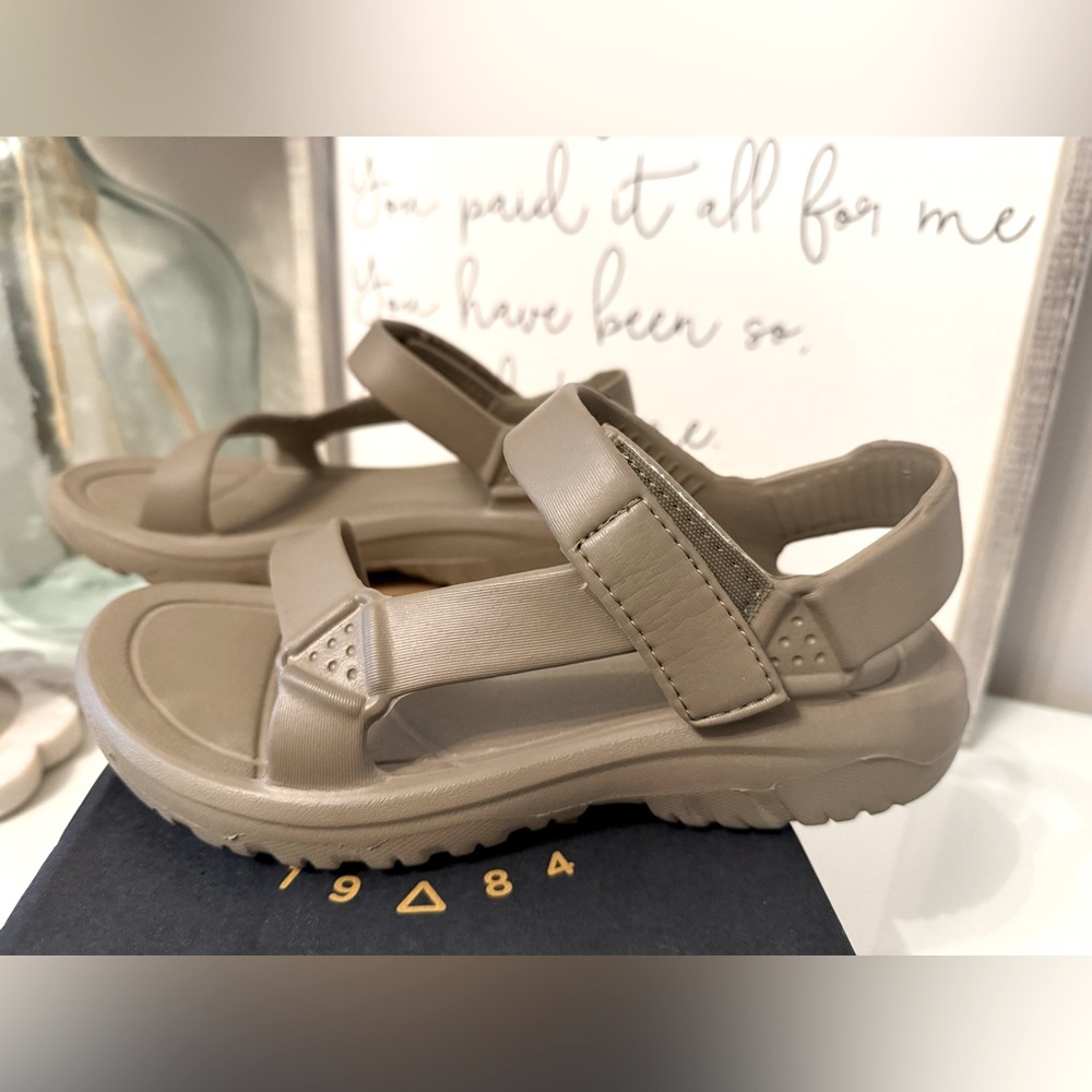 Teva Hurricane Drift Sandals Olive. Used Like New Sz. 7